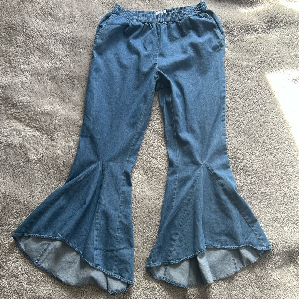 Absolutely adorable chambray capri-length flared garden pants